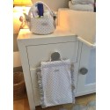 Cesta de cremas y pañales para la cómoda