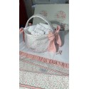 Cesta de cremas y pañales para la cómoda
