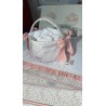 Cesta de cremas y pañales para la cómoda