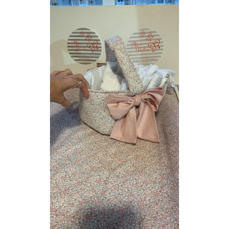 Cesta de cremas y pañales para la cómoda