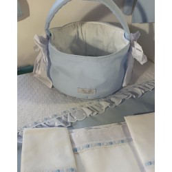 Cesta de cremas y pañales para la cómoda