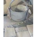 Cesta de cremas y pañales para la cómoda