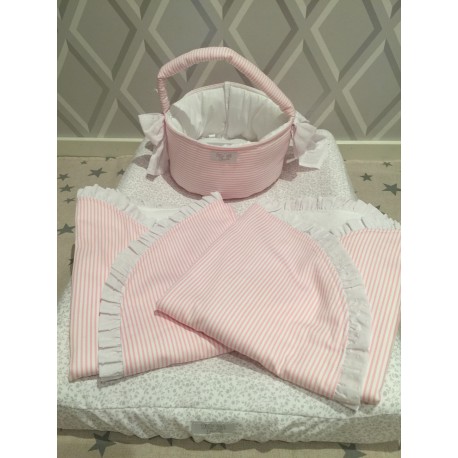 Cesta de cremas y pañales para la cómoda
